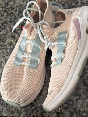 On Cloud Running Shoes women sz 9